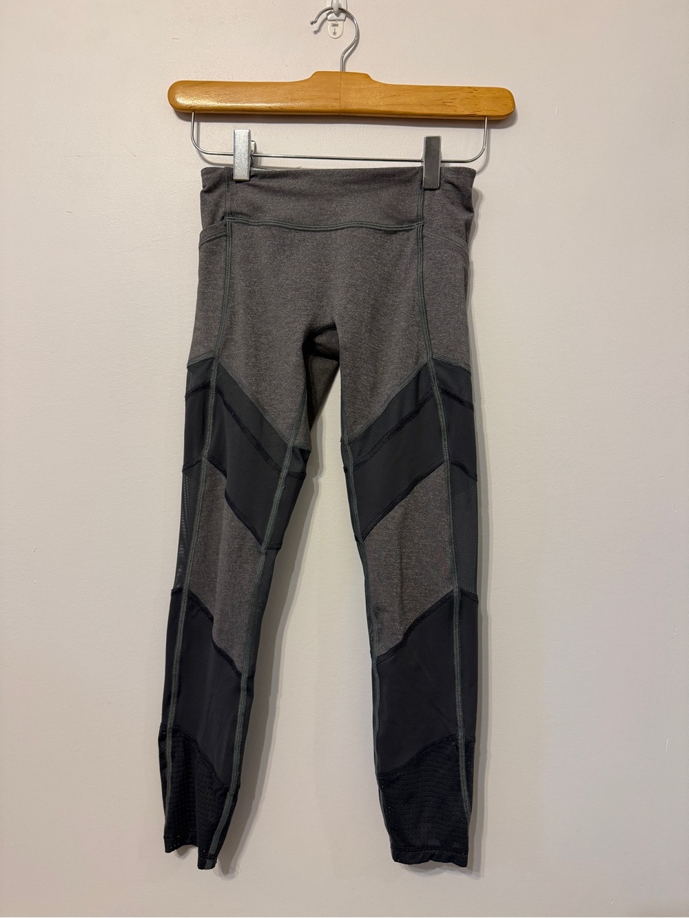 Size 8 Ivivva Girls' Grey Leggings with Side Pockets